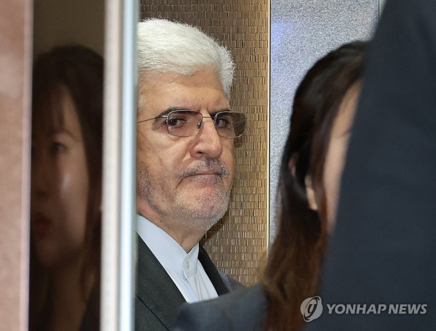 초치된 사이드 쿠제치 주한 이란대사 (서울=연합뉴스) 안정원 기자 = 사이드 쿠제치 주한 이란대사가 HMM 나무호 호르무즈해협 피격 사건과 관련 27일 서울 종로구 정부서울청사 별관 외교부로 초치되고 있다. 202