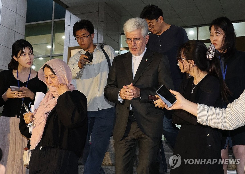 초치된 사이드 쿠제치 주한 이란대사 (서울=연합뉴스) 안정원 기자 = 사이드 쿠제치 주한 이란대사가 HMM 나무호 호르무즈해협 피격 사건과 관련 27일 서울 종로구 정부서울청사 별관 외교부로 초치된 뒤 청사를 나서
