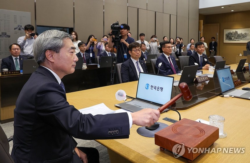의사봉 두드리는 신현송 한국은행 총재 (서울=연합뉴스) 신현송 한국은행 총재가 28일 서울 중구 한국은행에서 열린 금융통화위원회 본회의에 참석해 의사봉을 두드리고 있다. 2026.5.28 [사진공동취재단] photo