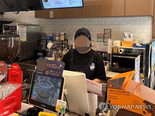 카페 아르바이트생
(서울=연합뉴스) 이영주 인턴기자 = 지난 27일 한 카페에서 아르바이트생이 일하고 있다. 2026.5.29