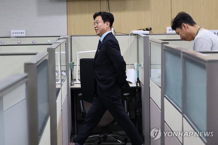 기자실 들어서는 김영훈 노동부 장관 (세종=연합뉴스) 김주성 기자 = 김영훈 고용노동부 장관이 지난 27일 정부세종청사 고용노동부 기자실에서 열린 출입기자단 차담회에 참석하고 있다. 2026.5.27 utzza@yn