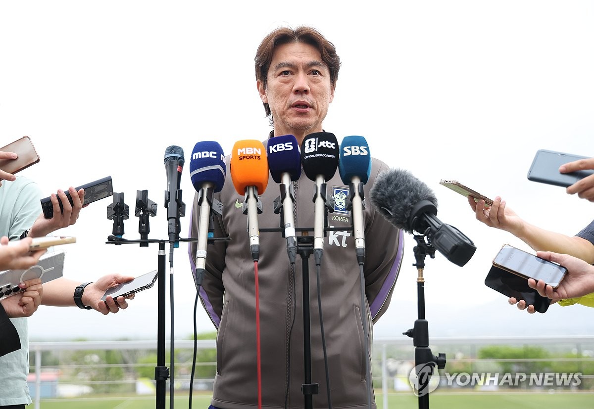 <b>인터뷰</b>하는 <b>홍명보 감독</b>