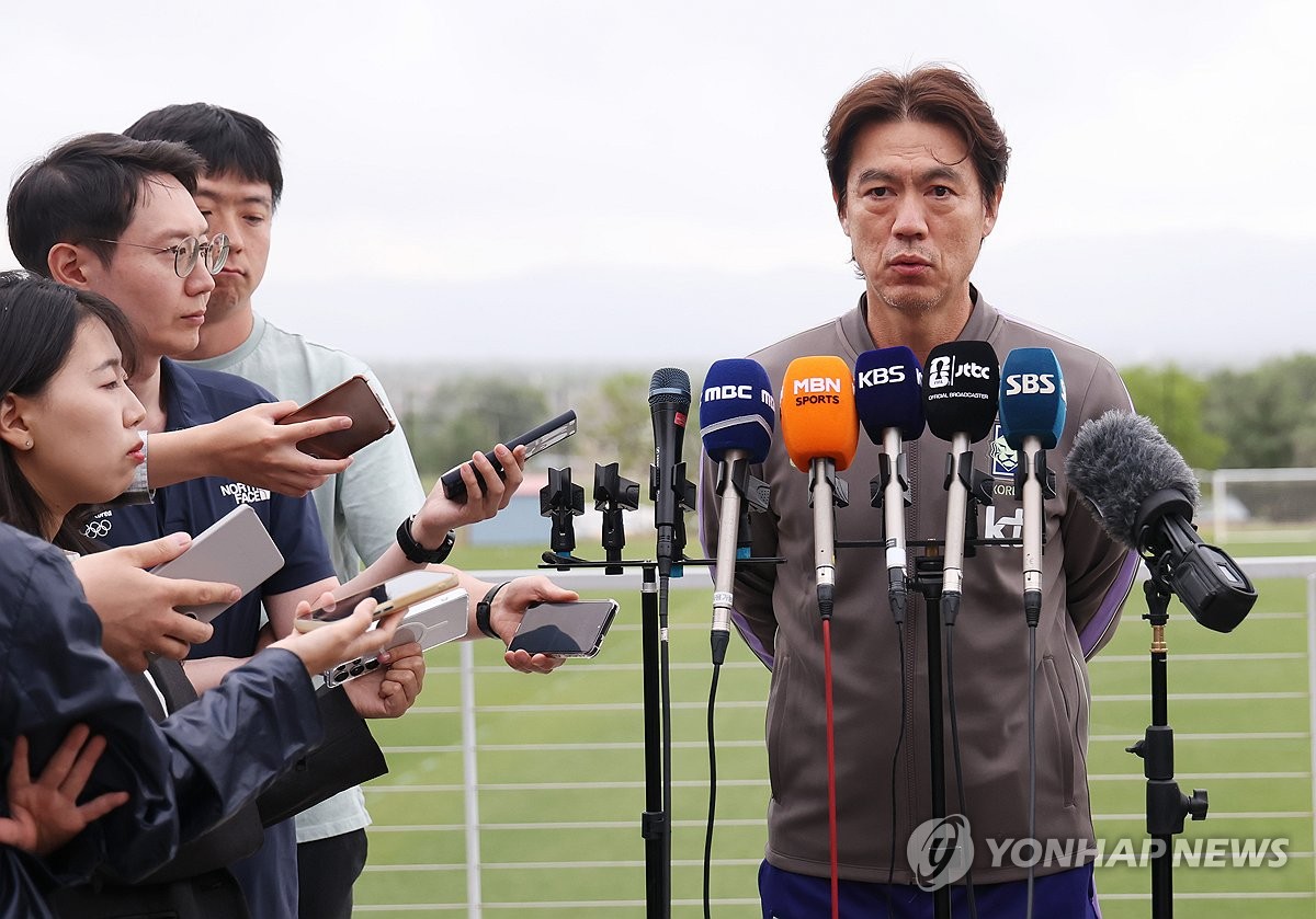 <b>인터뷰</b>하는 <b>홍명보 감독</b>