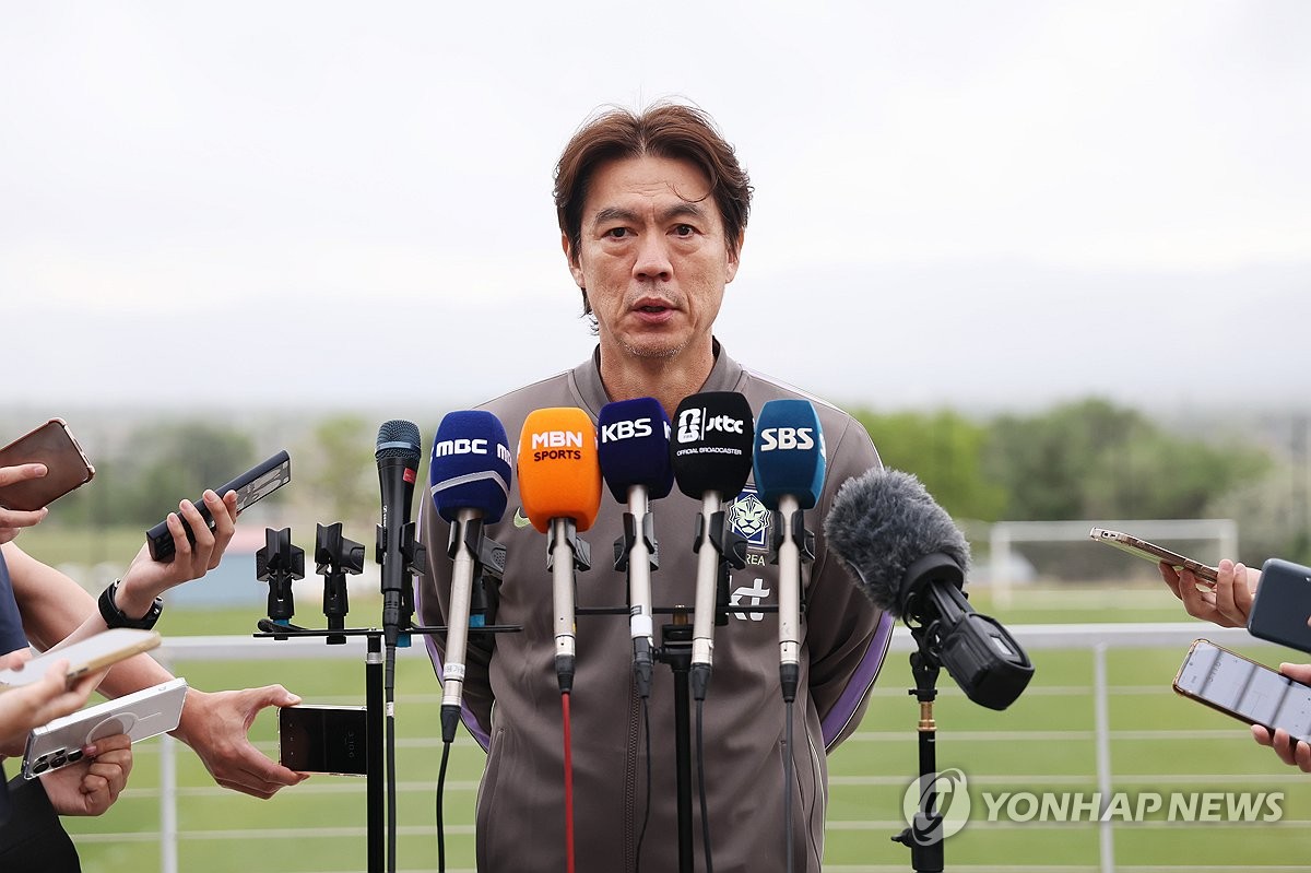 <b>인터뷰</b>하는 <b>홍명보 감독</b>