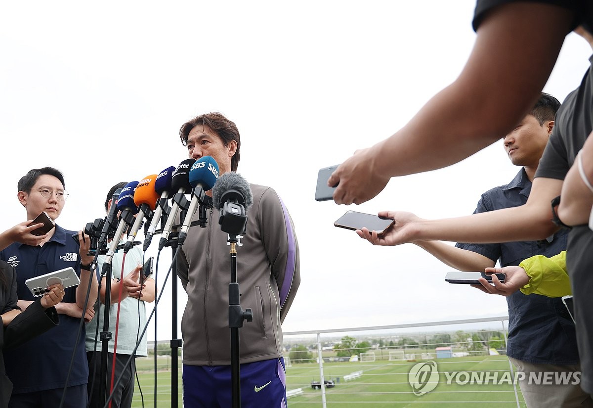<b>인터뷰</b>하는 <b>홍명보 감독</b>