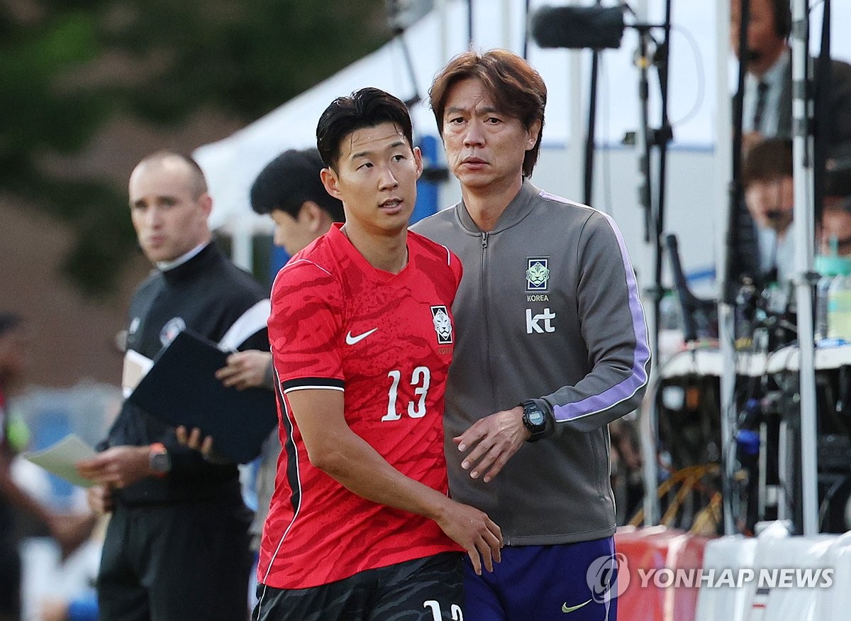 '가변 <b>스리백</b>' 골잔치 <b>홍명보호</b>…이기혁-옌스 라인 '눈에 띄네'