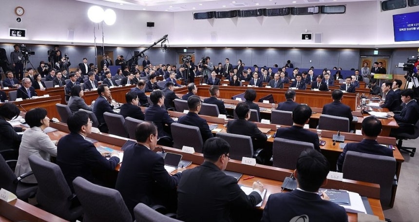 이재명 대통령, 참정권 확대 방안 마련 지시 이재명 대통령은 지난해 12월 재외동포청 업무보고에서 재외국민의 참정권 확대 방안을 마련하라고 지시했다. [연합뉴스 자료사진]