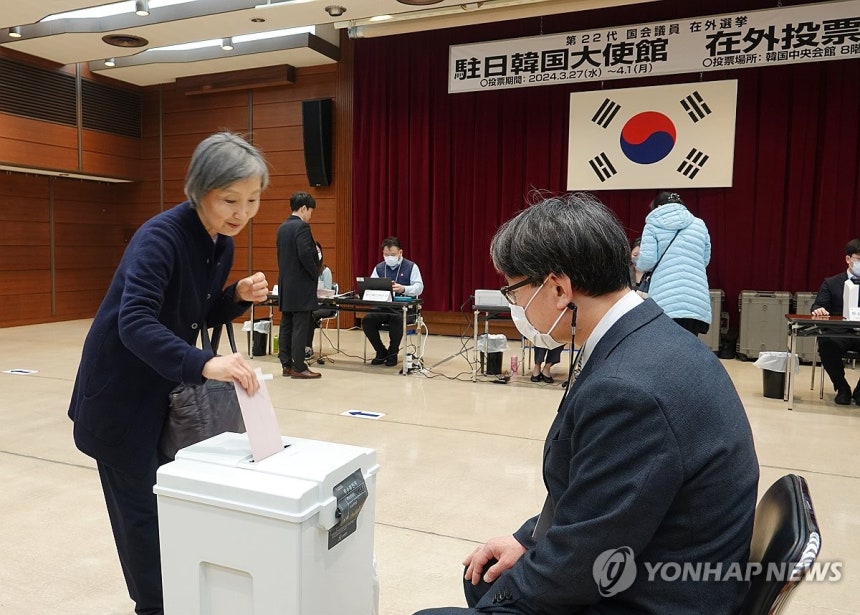 제22대 국회의원선거 재외투표 2024년 3월 제22대 총선 재외 국민투표가 시작된 가운데 한 유권자가 일본 도쿄 총영사관에 마련된 재외투표소에서 투표하고 있다. [연합뉴스 자료사진]