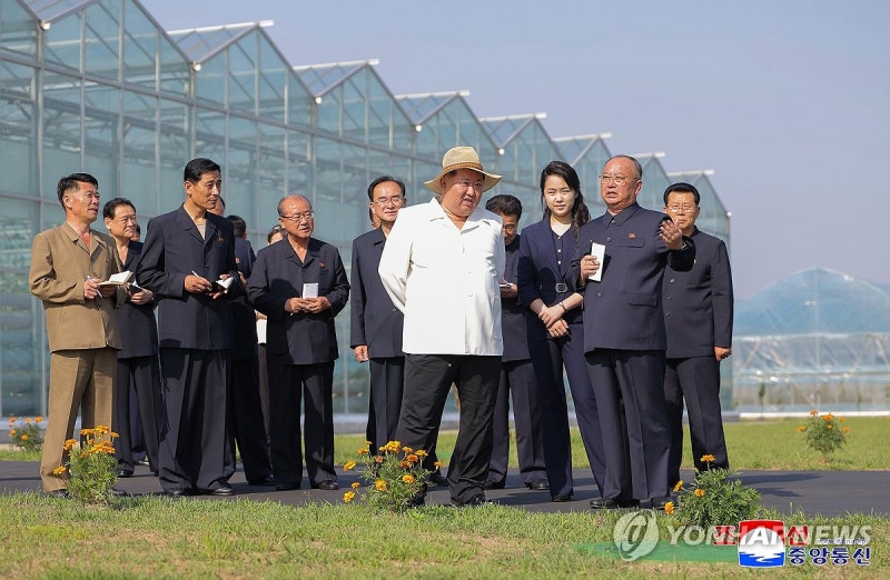 <b>김정은</b>, <b>신의주온실종합농장</b> 시찰