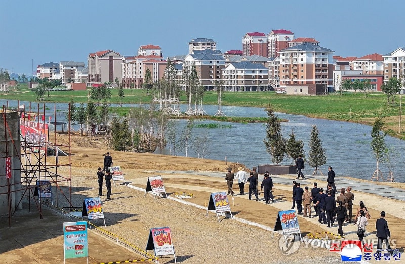 <b>김정은</b>, <b>신의주온실종합농장</b> 시찰