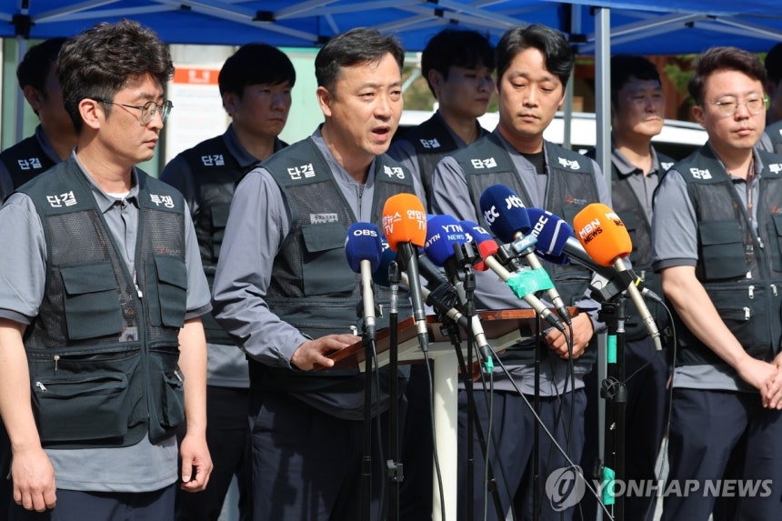 브리핑하는 전국화학연맹 한화노조 허록 위원장 (대전=연합뉴스) 이동해 기자 = 1일 대전 유성구 한화에어로스페이스 대전사업장에서 폭발 사고가 발생한 가운데 전국화학연맹 한화노조 허록 위원장이 사고 관련 브리핑을 하고