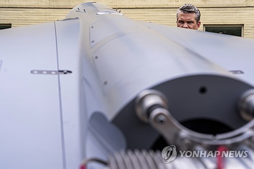 드론 살펴보는 피트 헤그세스 미국 국방장관 [AP=연합뉴스 자료사진.재판매 및 DB 금지]