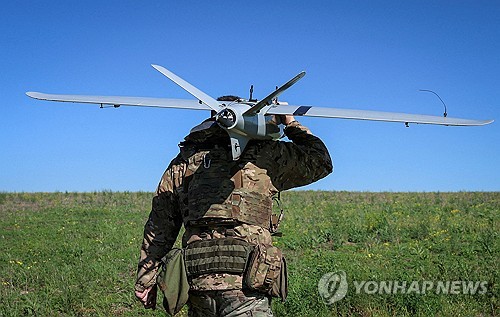 정찰용 드론을 운반하는 우크라이나 병사 [로이터=연합뉴스 자료사진.재판매 및 DB 금지]