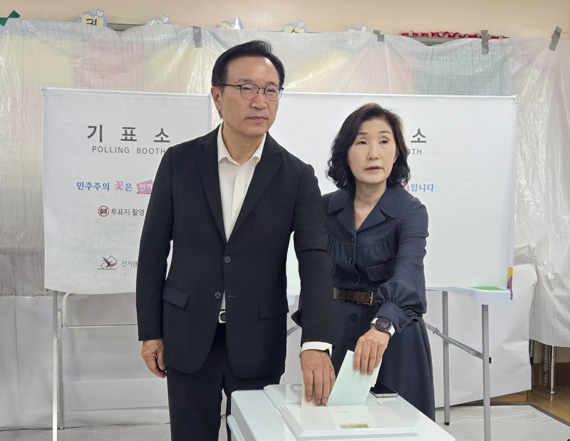 경기도 교육 수장 노리는 임태희, 새벽부터 투표소 출몰 완료