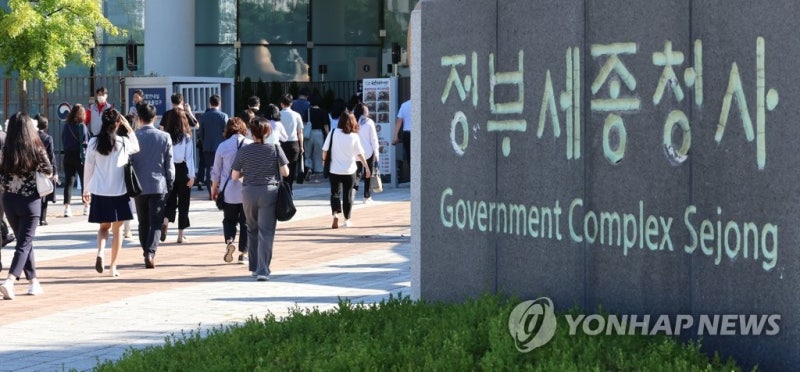유리천장 깨졌나? 5급 이상 여성 공무원 1만 명 시대 열렸다