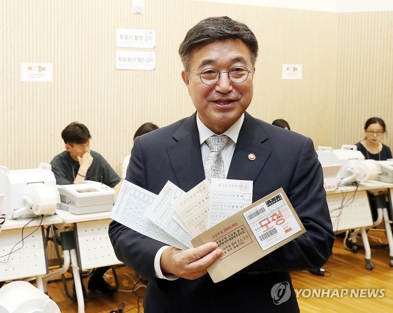 투표함 열리자 행안부 장관도 '초긴장' 상황실 점검