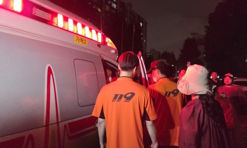 '시위대가 봉쇄' 22시간 만에 <b>잠실7동</b> 투표소 관계자 <b>병원 이송</b>