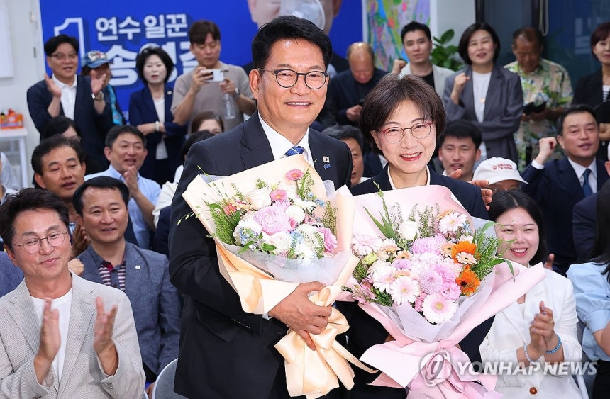 당선 유력에 축하받는 송영길 후보 (인천=연합뉴스) 임순석 기자 = 더불어민주당 송영길 인천 연수갑 국회의원 보궐선거 후보가 4일 인천 연수구 선거사무소에서 당선이 유력하자 부인 남영신씨와 함께 축하받고 있다.20