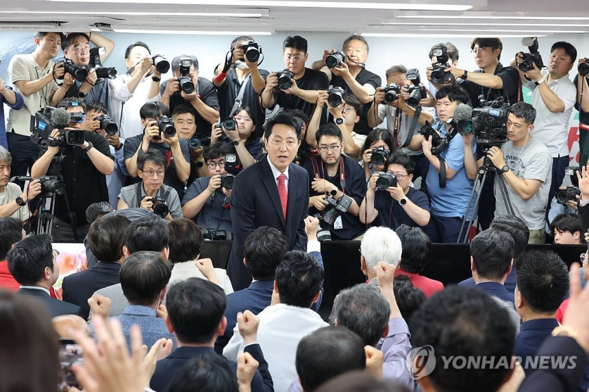 인사하는 오세훈 후보 (서울=연합뉴스) 김주형 기자 = 국민의힘 오세훈 서울시장 후보가 제9회 전국동시지방선거일 다음날인 4일 서울 종로구 대왕빌딩에 마련된 선거사무소에서 지지자들을 향해 인사하고 있다. 2026.6