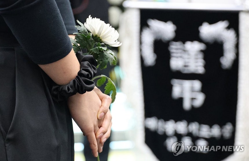 헌화하는 한화에어로 사고 유가족들 (대전=연합뉴스) 이주형 기자 = 대전 유성구 한화에어로스페이스 대전사업장 폭발 사고 희생자 유가족이 5일 오전 유성구청에 마련된 희생자 합동분향소를 찾아 헌화하고 있다.2026.
