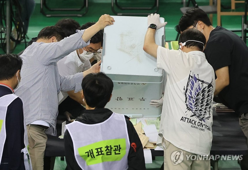 잠실7동 투표함 개표 시작 (서울=연합뉴스) 박동주 기자 = 5일 서울 송파구 잠실7동 제2투표소에서 이송된 투표함이 개표소인 올림픽공원 핸드볼경기장에 도착해 참관인이 지켜보는 가운데 투표함을 열고 있다.2026.