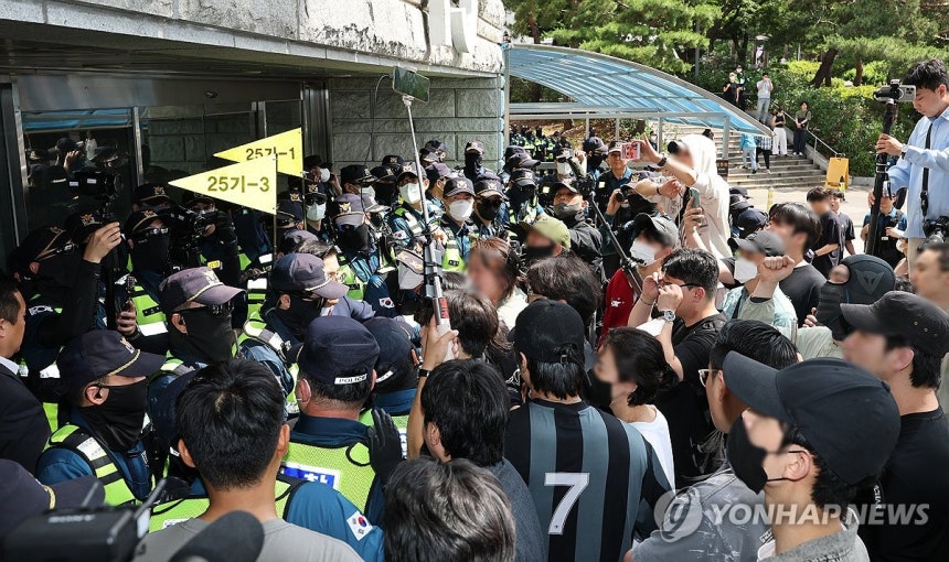 잠실 투표함 개표소에 시위대 재집결 (서울=연합뉴스) 이진욱 기자 = 2박 3일 봉쇄 사태'가 발생한 서울 송파구 잠실7동 제2투표소에 대한 개표가 진행 중인 가운데,<a href=