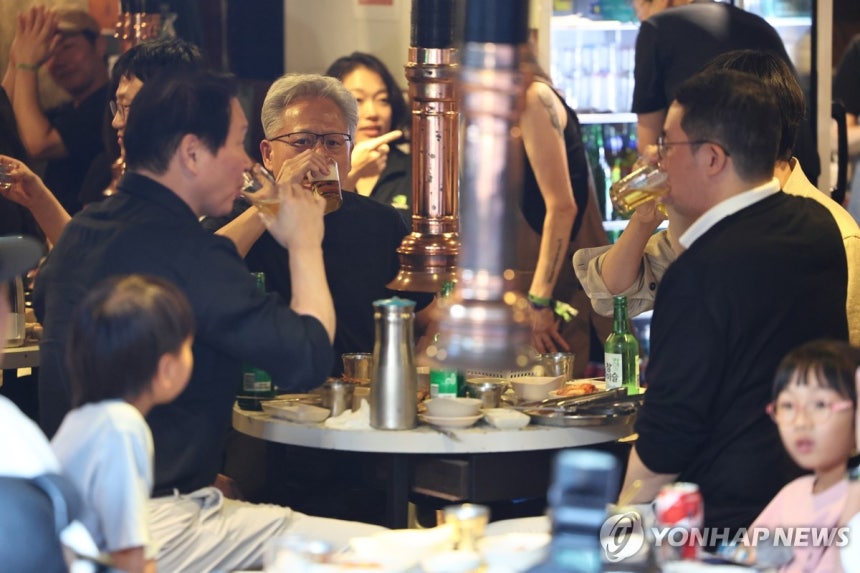 소맥 마시는 젠슨 황
(서울=연합뉴스) 윤동진 기자 = 젠슨 황 엔비디아 최고경영자(CEO)와 최태원 SK그룹 회장, 구광모 LG그룹 회장, 이해진 네이버 의장이 5일 서울 마포구 홍대 인근 삼겹살 음식점 '형님