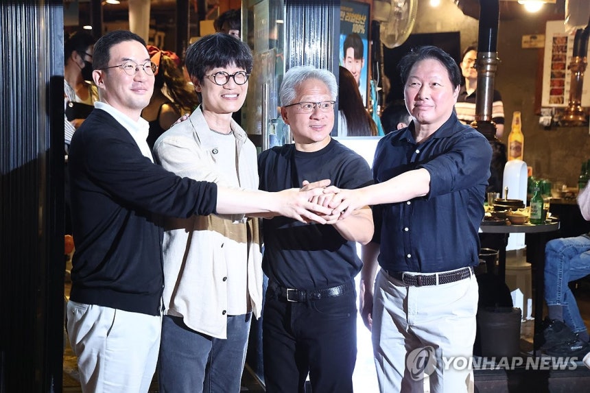 '우리는 하나'
(서울=연합뉴스) 윤동진 기자 = 젠슨 황 엔비디아 최고경영자(CEO)가 5일 서울 마포구 홍대 인근 삼겹살 음식점 '형님 저요'에서 최태원 SK그룹 회장, 구광모 LG그룹 회장, 이해진 네이버 의