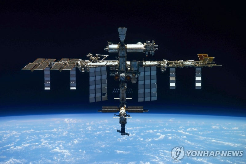 우주정거장 공기 누출로 긴급 대피... 영화 '마션' 찍을 뻔했어