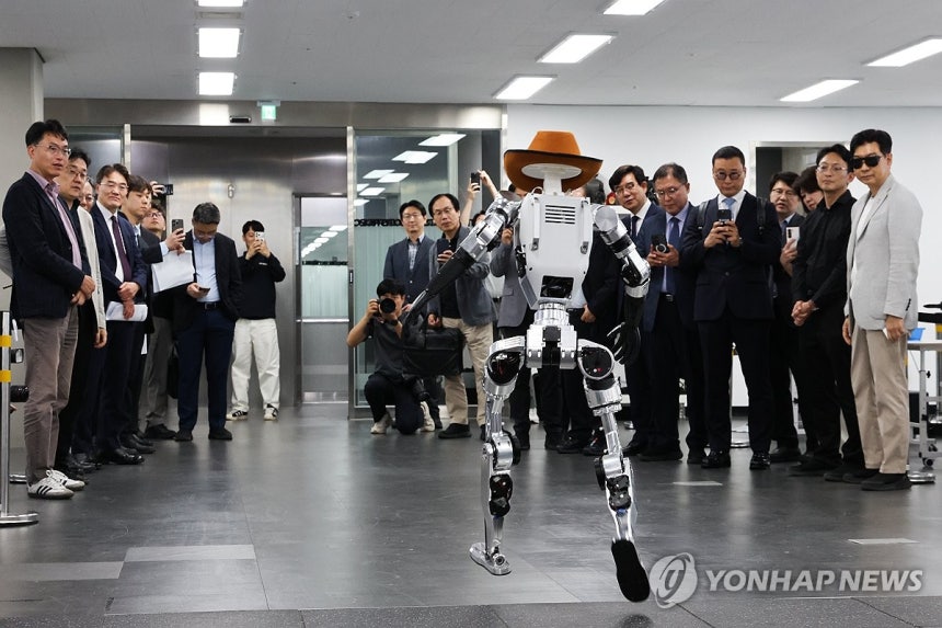 휴머노이드 로봇 '지금 만나러 갑니다'
(서울=연합뉴스) 류효림 기자 = 29일 서울 강서구 마곡동 로보티즈에서 열린 제2회 M.AX 콘퍼런스에서 이족 보행 휴머노이드 로봇 시연을 하고 있다. 2026.5.29 ry