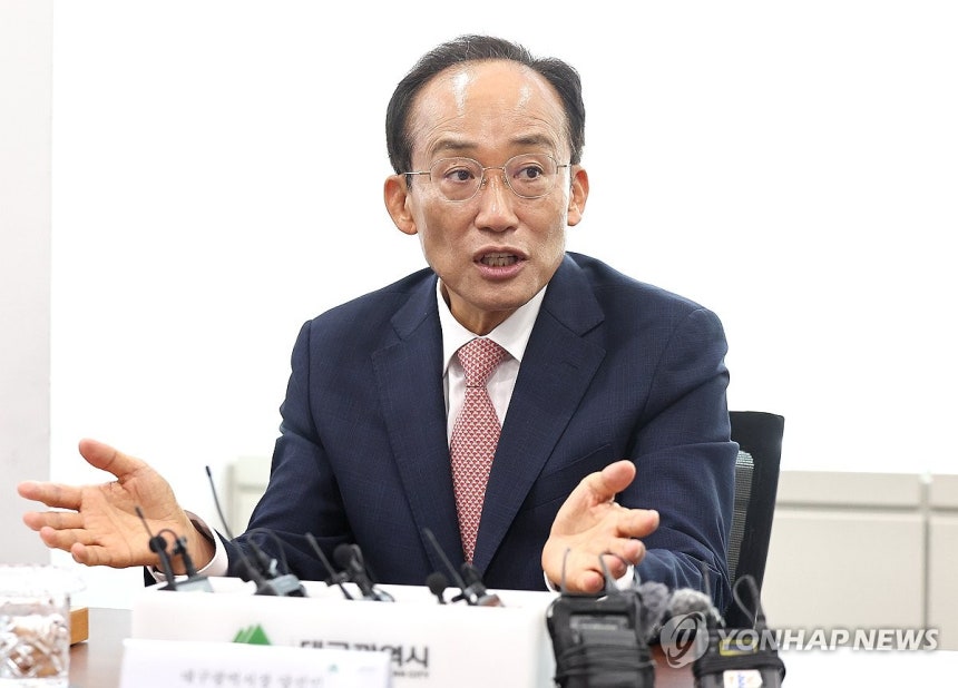 대구시 업무 보고에서 모두발언 하는 추경호 당선인 (대구=연합뉴스) 윤관식 기자 = 국민의힘 추경호 대구시장 당선인이 5일 대구 동구 신천동 대구정책연구원에서 김정기 대구시장 권한대행을 비롯한 대구시 관계자들의 업무