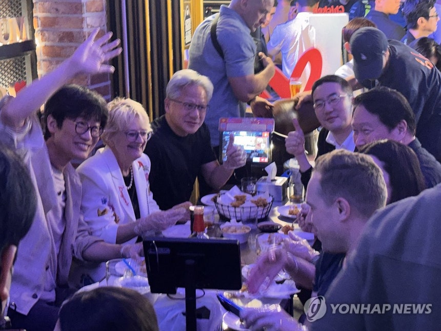 부인 로리 황과 함께 치킨집 찾은 젠슨 황 CEO
(서울=연합뉴스) 강태우 기자 = 젠슨 황 엔비디아 최고경영자(CEO)와 부인 로리 황이 5일 서울 마포구 비비큐(BBQ) 홍대입구점에서 최태원 SK그룹 회장, 구
