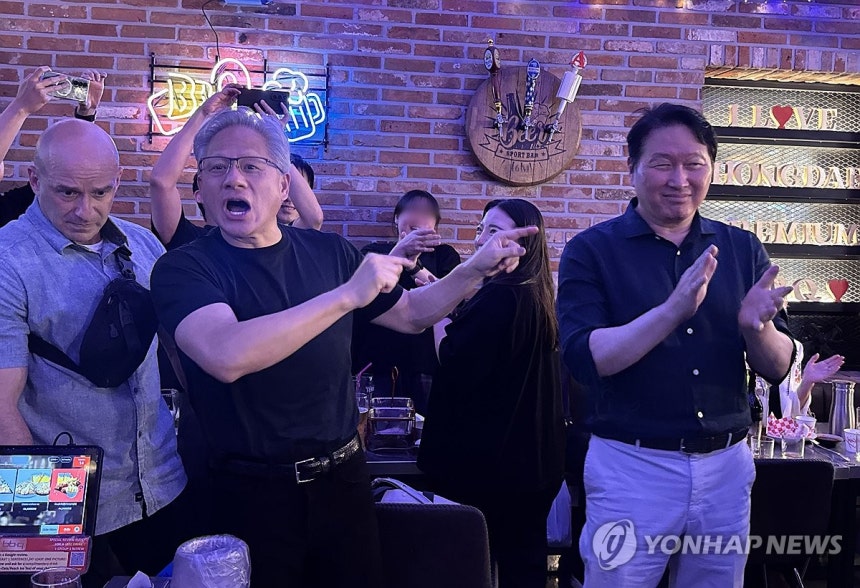 치킨집 찾은 젠슨 황 CEO
(서울=연합뉴스) 강태우 기자 = 젠슨 황 엔비디아 최고경영자(CEO)가 5일 서울 마포구 비비큐(BBQ) 홍대입구점에서 최태원 SK그룹 회장, 구광모 LG그룹 회장, 이해진 네이버 의