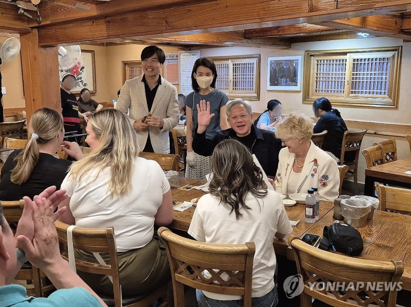 'K치킨 사랑' <b>젠슨황</b>, 종로 삼계탕집 깜짝 <b>방문</b>…"너무 맛있다"