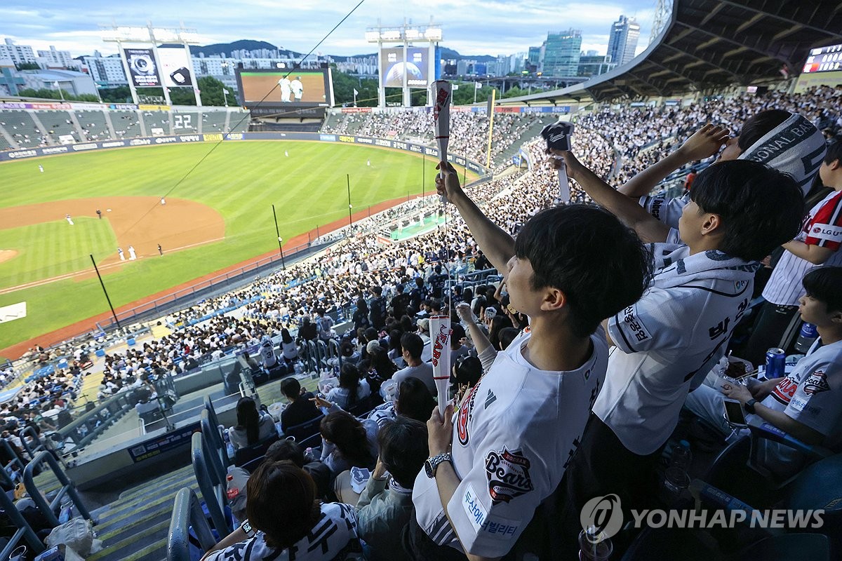 [프로야구전망대] 'LG-kt-삼성' 3파전 깨지나…KIA·한화, 무서운 추격전