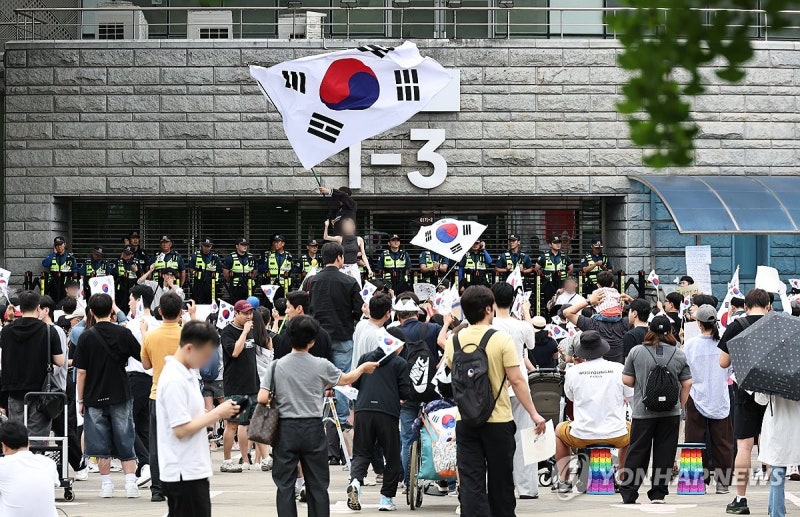 <b>선관위</b> "용지 추가 송부 <b>투표</b>소 140곳…26곳 <b>투표 중단</b> 후 재개"