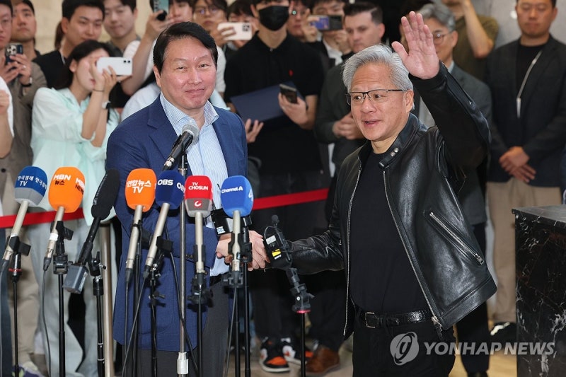 최태원 "<b>엔비디아</b>와 AI팩토리 협력" 젠슨황 "미래 대단히 밝아"