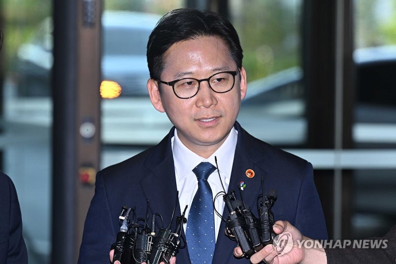 <b>젠슨 황</b> 만난 <b>배경훈</b> 부총리 "한국 피지컬 AI 도약 추진"