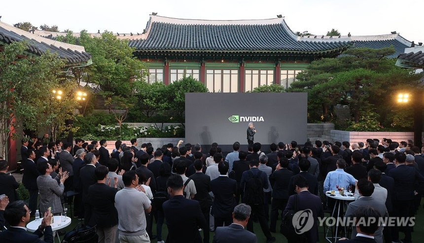 연설하는 젠슨 황 (서울=연합뉴스) 한종찬 기자 = 젠슨 황 엔비디아 최고경영자(CEO)가 8일 서울 중구 신라호텔에서 열린 '엔비디아 코리아 AI 에코시스템 리셉션'에서 연설하고 있다.2026.6.8 [공동취재]