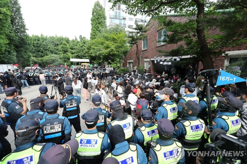 [팩트체크] 마스크·선글라스·장발 경찰…"용모 단정 외 소품 규정 없어"
