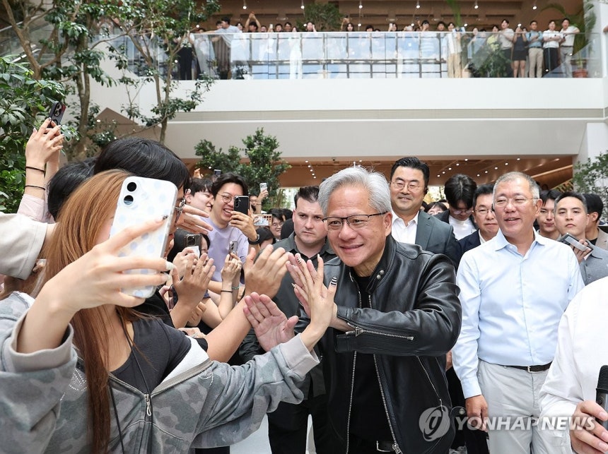 현대자동차 직원들과 인사 나누는 젠슨 황
(서울=연합뉴스) 서대연 기자 = 젠슨 황 엔비디아 최고경영자(CEO)와 정의선 현대자동차그룹 회장이 8일 서울 서초구 현대자동차 본사에서 직원들과 인사를 나누고 있다. 20