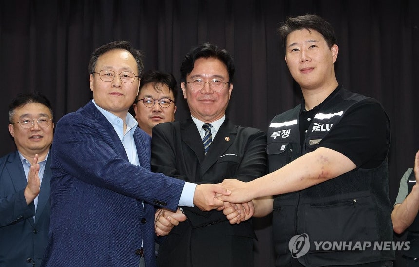 손 맞잡은 노사정 (수원=연합뉴스) 홍기원 기자 = 20일 경기도 수원시 장안구 경기고용노동청에서 열린 삼성전자 임금협상을 마친 후 여명구 삼성전자 DS(디바이스솔루션·반도체 사업 담당) 피플팀장과 최승호 삼성그룹 