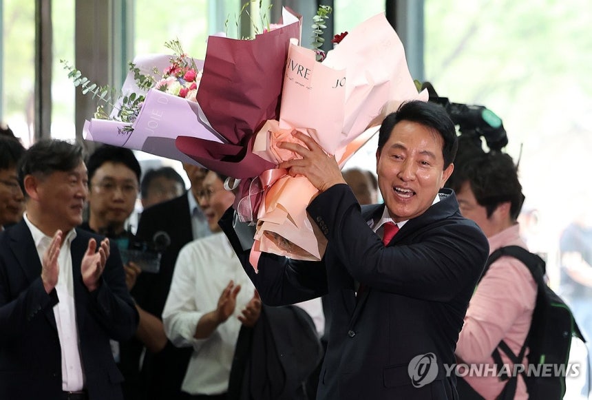 꽃다발 든 오세훈 서울시장
(서울=연합뉴스) 이지은 기자 = 오세훈 서울시장이 4일 서울시청으로 들어서며 직원들에게 받은 꽃다발을 들고 있다. 2026.6.4 [공동취재] jieunlee@yna.co.kr