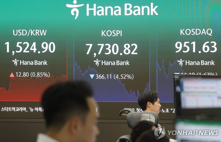 코스피 하락 마감 (서울=연합뉴스) 박동주 기자 = 코스피가 하락 마감한 10일 서울 중구 하나은행 딜링룸에서 직원이 업무를 보고 있다.2026.6.10 