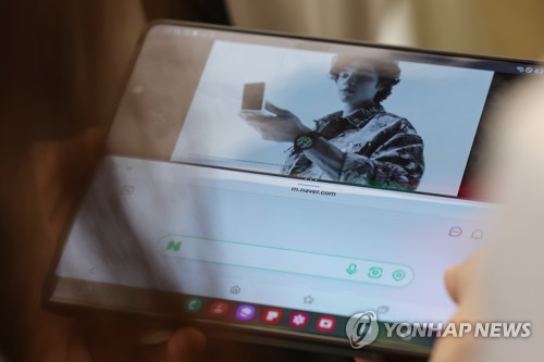 태블릿으로 영상을 시청하며 인터넷을 이용 하는 소비자
[연합뉴스 자료사진]