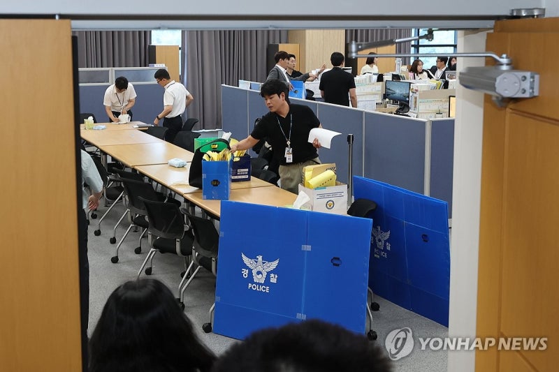'투표용지 사태' <b>합수본</b> 5시간째 <b>압수수색</b>…인쇄계획서 등 확보