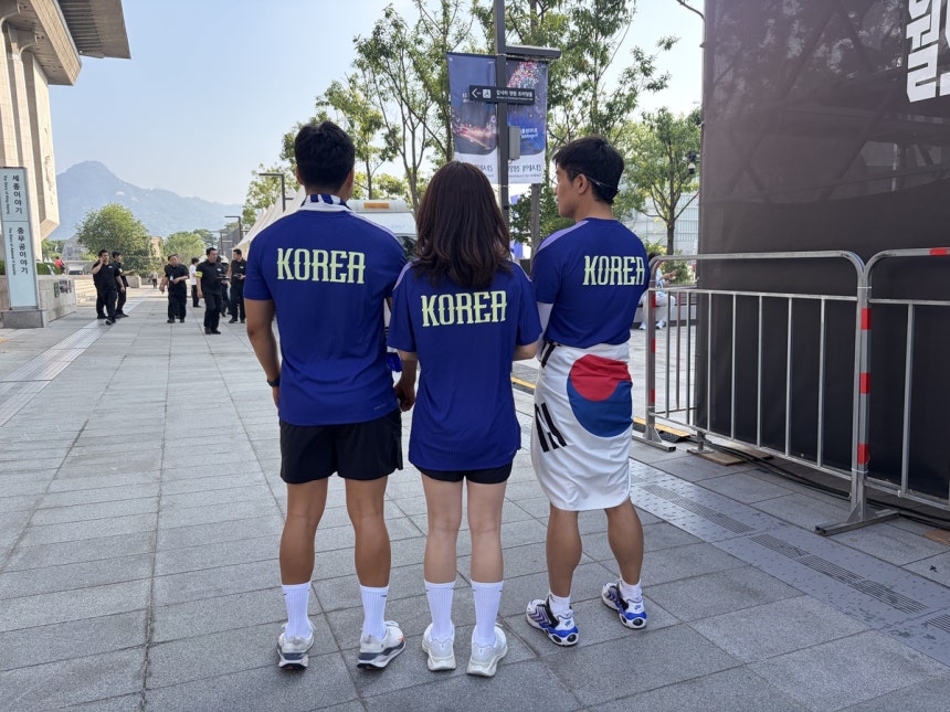 연차 쓰고 거리 응원에 나선 직장인들 [촬영 양수연]