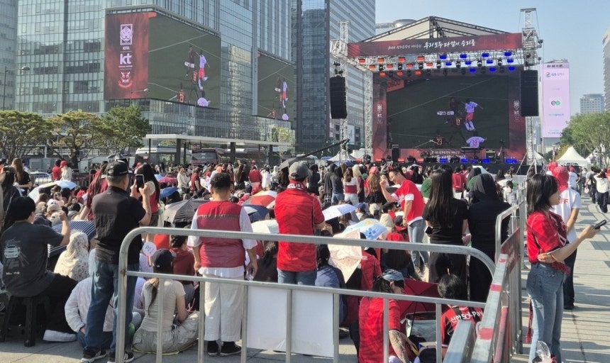 광화문광장에 아침부터 모여든 붉은악마들 [촬영 이의진]