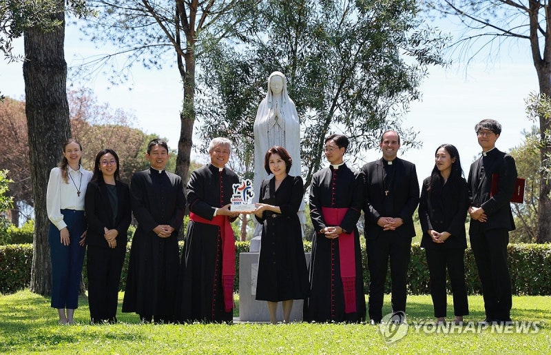<b>김혜경</b> 여사, 2027 서울 <b>세계청년대회</b> 간담회 참석