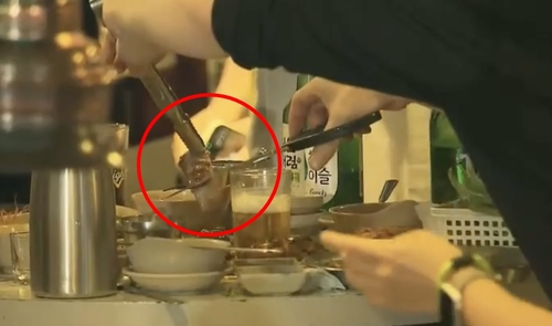구광모 LG그룹 회장이 삼겹살에서 비계를 잘라내는 모습
[YTN 유튜브 캡처. 재판매 및 DB 금지]